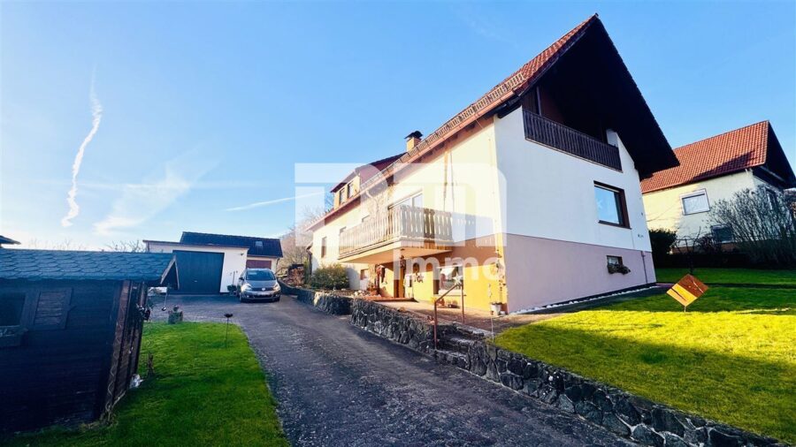 Ein-bis Zweifamilienhaus mit Anbauten auf 1.250 m² Traumgrundstück mit Panoramablick - Grundstück vorne / Zufahrt